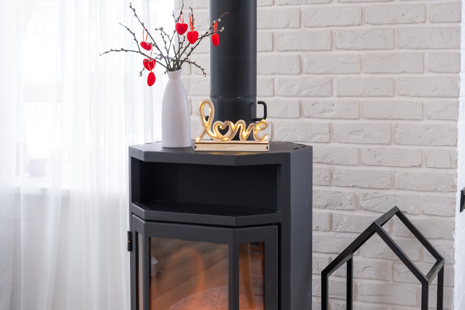 Kominki trzyszybowe – sztuka ognia w nowoczesnym wydaniu